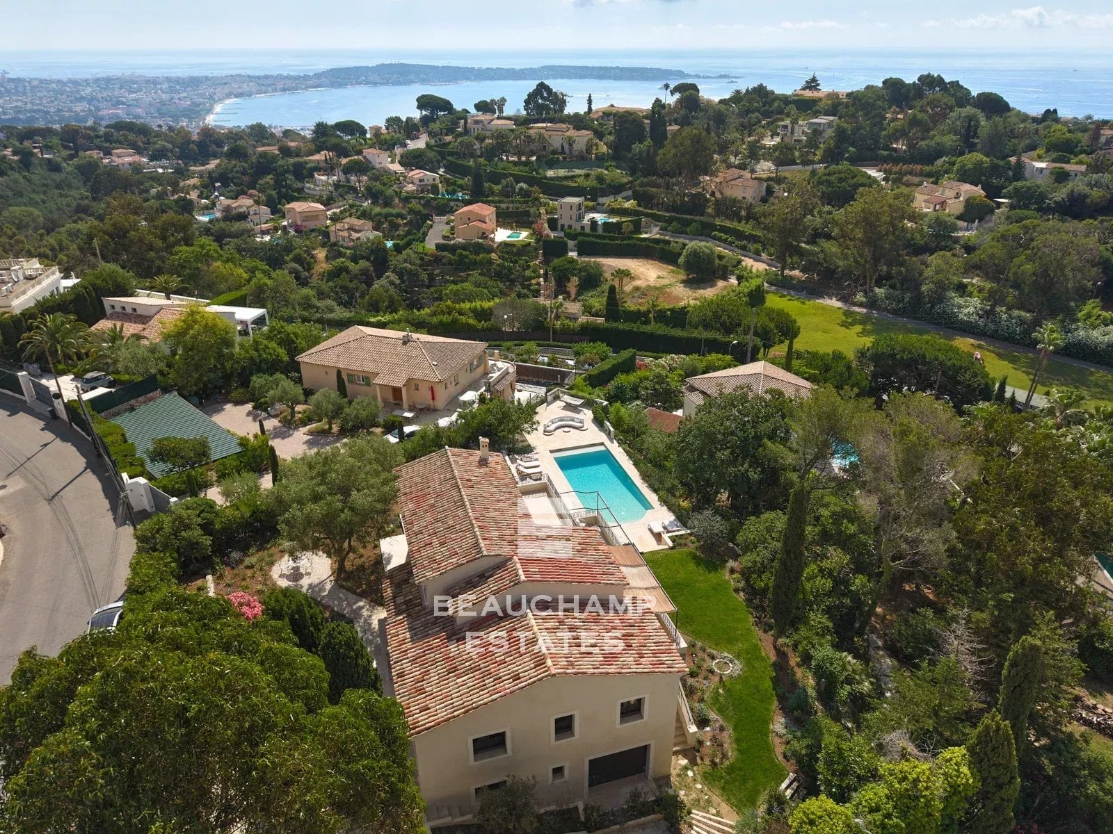 Super Cannes – Villa familiale néo-provençale entièrement rénovée avec vue mer Super Cannes – Fully Renovated Neo-Provençal Family Villa with Sea Views