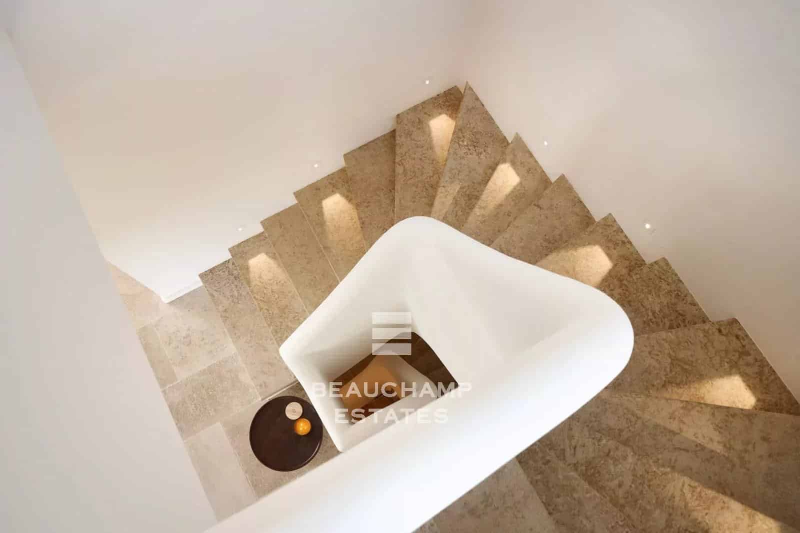 Super Cannes – Villa familiale néo-provençale entièrement rénovée avec vue mer Super Cannes – Fully Renovated Neo-Provençal Family Villa with Sea Views