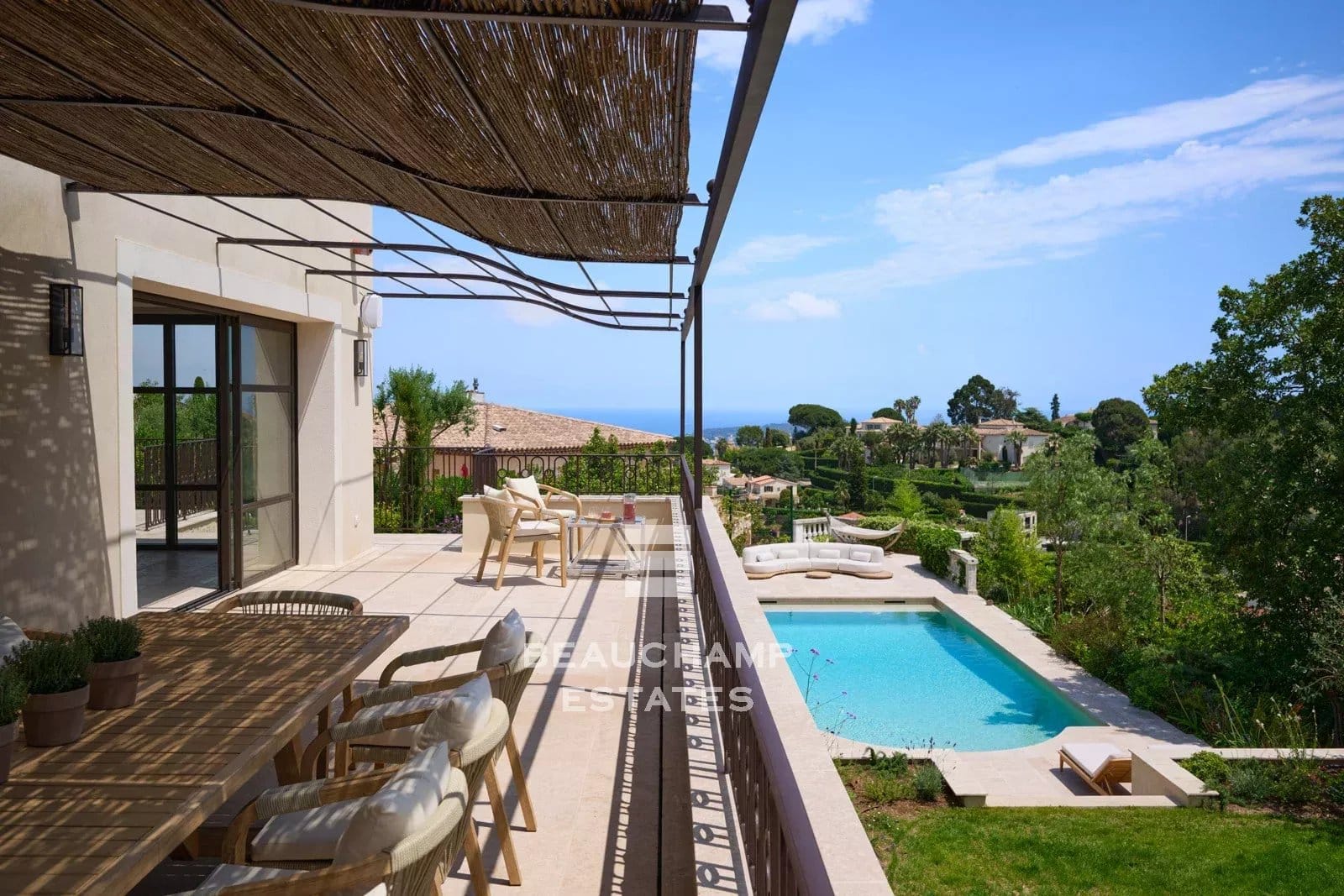 Super Cannes – Villa familiale néo-provençale entièrement rénovée avec vue mer Super Cannes – Fully Renovated Neo-Provençal Family Villa with Sea Views