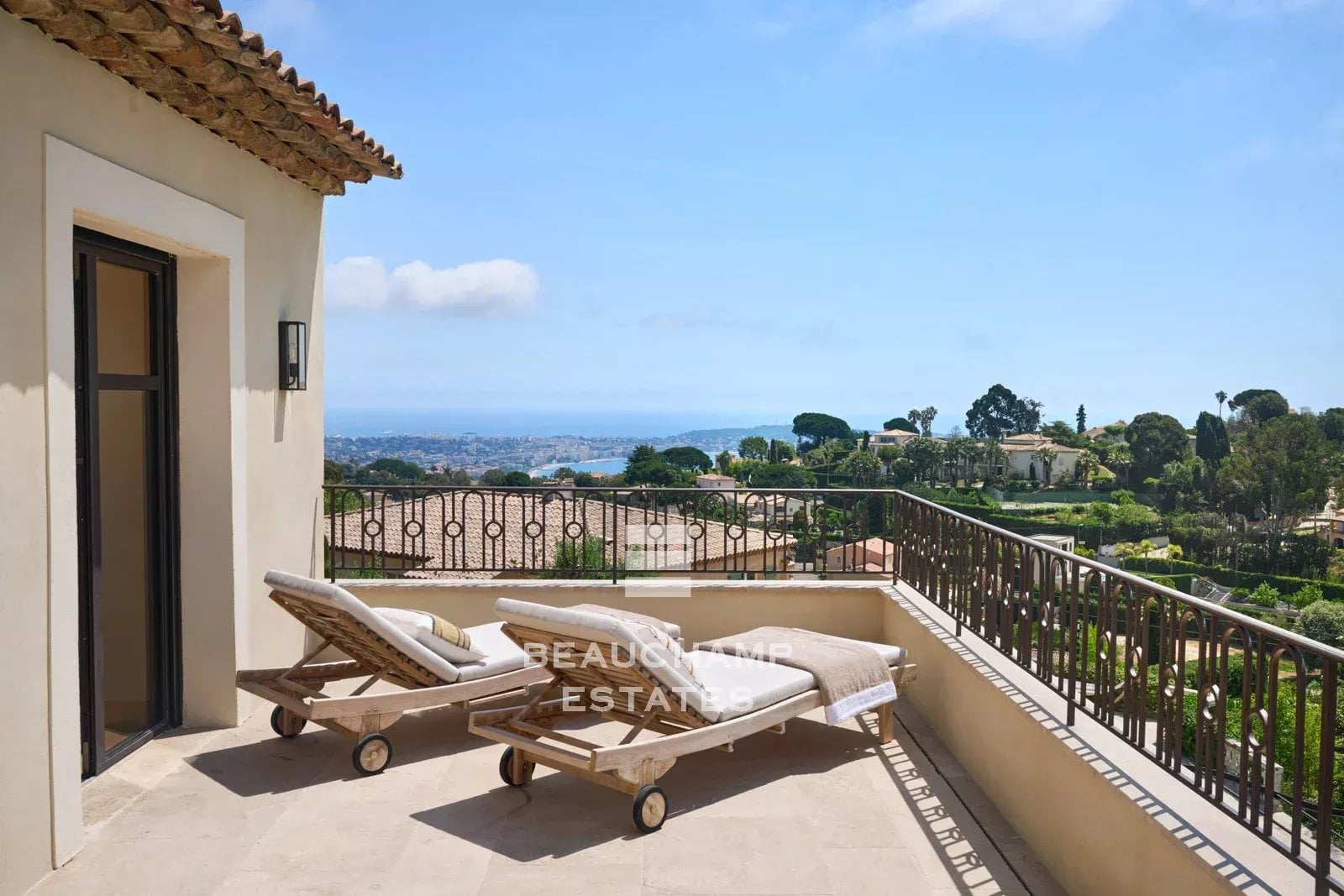 Super Cannes – Villa familiale néo-provençale entièrement rénovée avec vue mer Super Cannes – Fully Renovated Neo-Provençal Family Villa with Sea Views