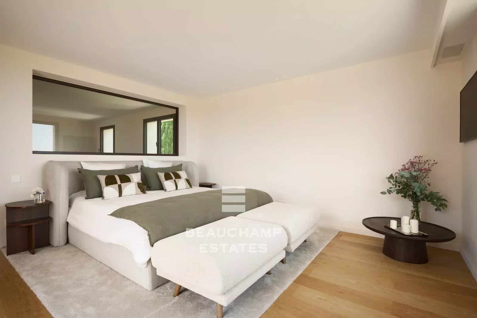 Super Cannes – Villa familiale néo-provençale entièrement rénovée avec vue mer Super Cannes – Fully Renovated Neo-Provençal Family Villa with Sea Views