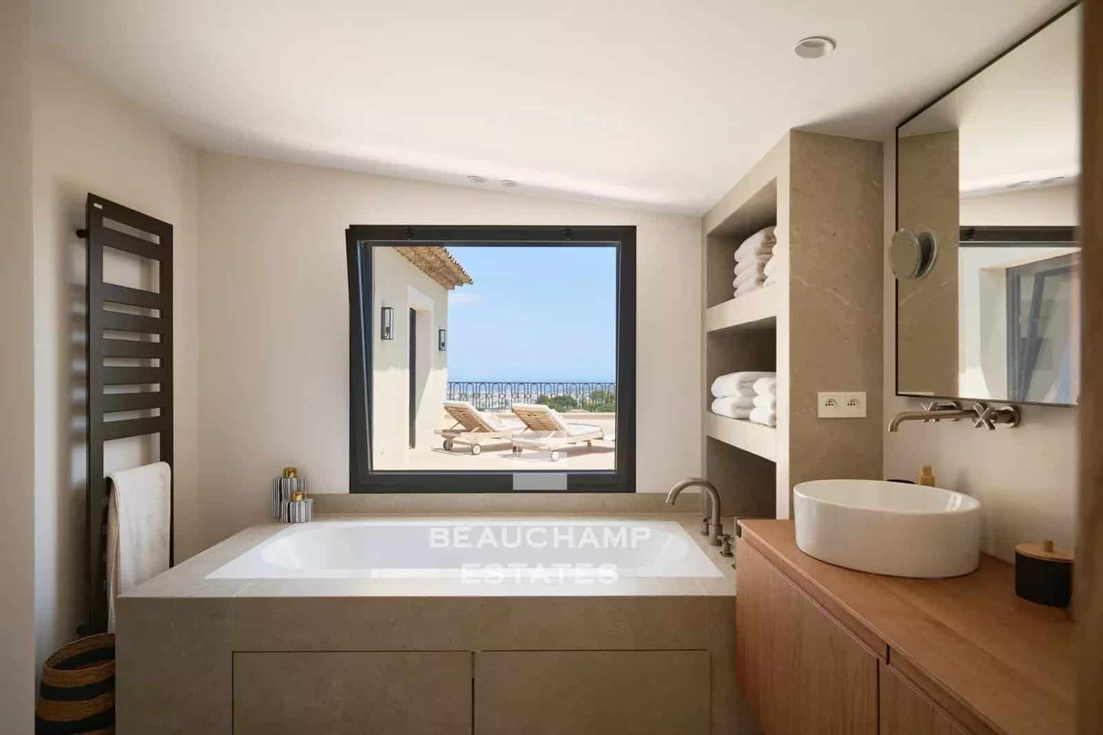 Super Cannes – Villa familiale néo-provençale entièrement rénovée avec vue mer Super Cannes – Fully Renovated Neo-Provençal Family Villa with Sea Views