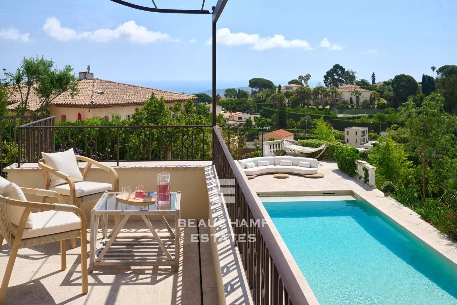 Super Cannes – Villa familiale néo-provençale entièrement rénovée avec vue mer Super Cannes – Fully Renovated Neo-Provençal Family Villa with Sea Views