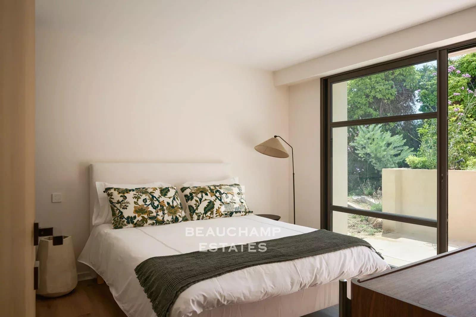 Super Cannes – Villa familiale néo-provençale entièrement rénovée avec vue mer Super Cannes – Fully Renovated Neo-Provençal Family Villa with Sea Views