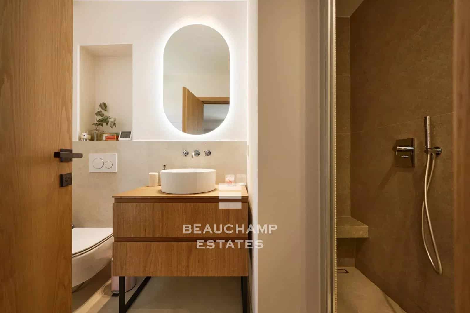 Super Cannes – Villa familiale néo-provençale entièrement rénovée avec vue mer Super Cannes – Fully Renovated Neo-Provençal Family Villa with Sea Views