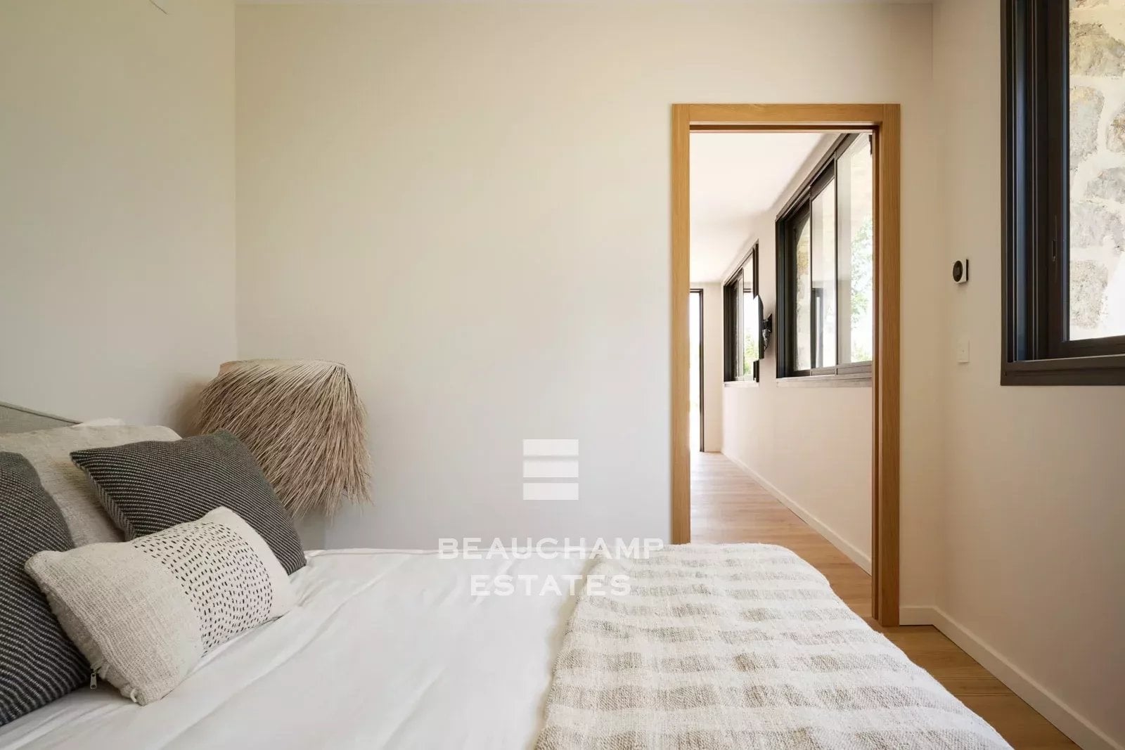 Super Cannes – Villa familiale néo-provençale entièrement rénovée avec vue mer Super Cannes – Fully Renovated Neo-Provençal Family Villa with Sea Views