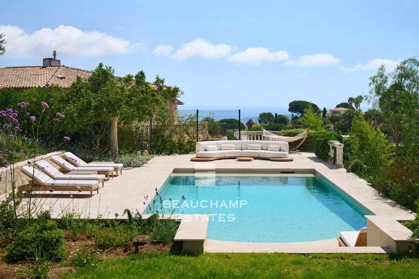Super Cannes – Villa familiale néo-provençale entièrement rénovée avec vue mer Super Cannes – Fully Renovated Neo-Provençal Family Villa with Sea Views