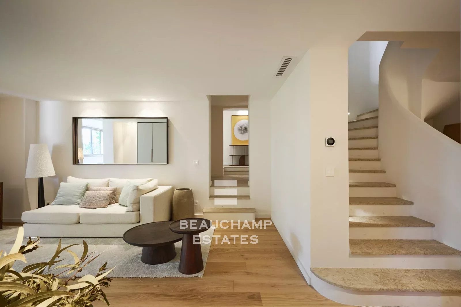 Super Cannes – Villa familiale néo-provençale entièrement rénovée avec vue mer Super Cannes – Fully Renovated Neo-Provençal Family Villa with Sea Views