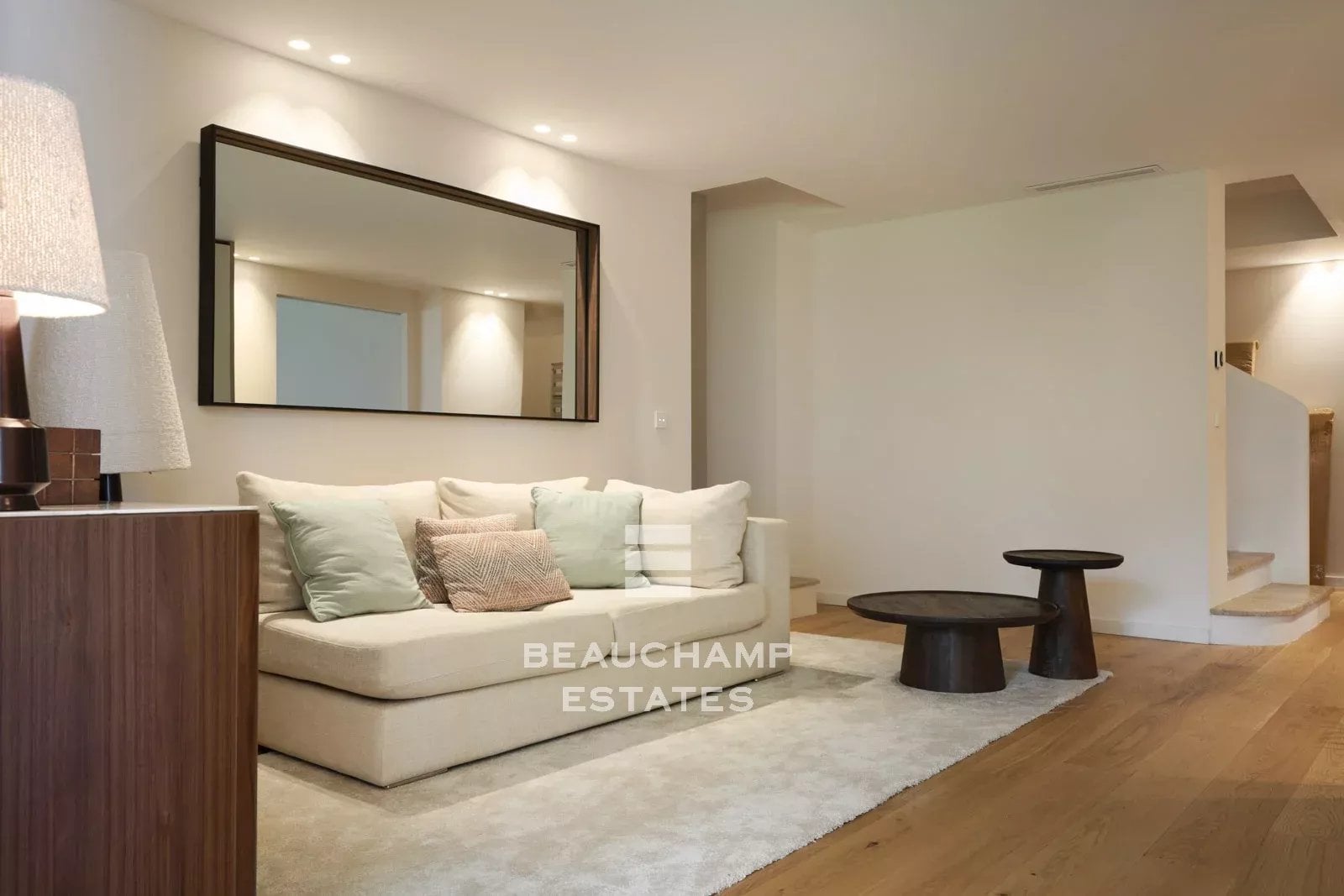 Super Cannes – Villa familiale néo-provençale entièrement rénovée avec vue mer Super Cannes – Fully Renovated Neo-Provençal Family Villa with Sea Views
