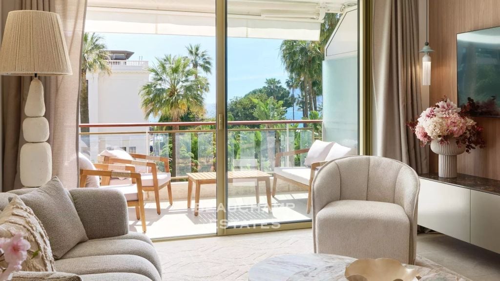 2 bedrooms Apartment with South-Facing Terrace Cannes Croisette