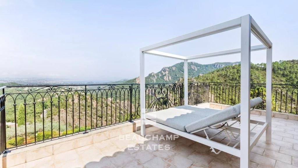 3-Bedroom Provençal Villa with Panoramic Sea Views – Fréjus