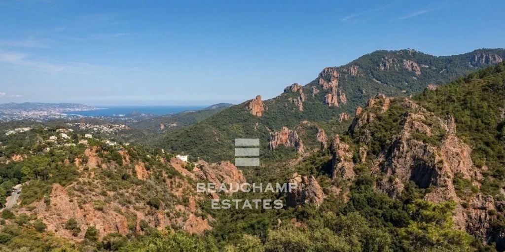 3-Bedroom Provençal Villa with Panoramic Sea Views – Fréjus