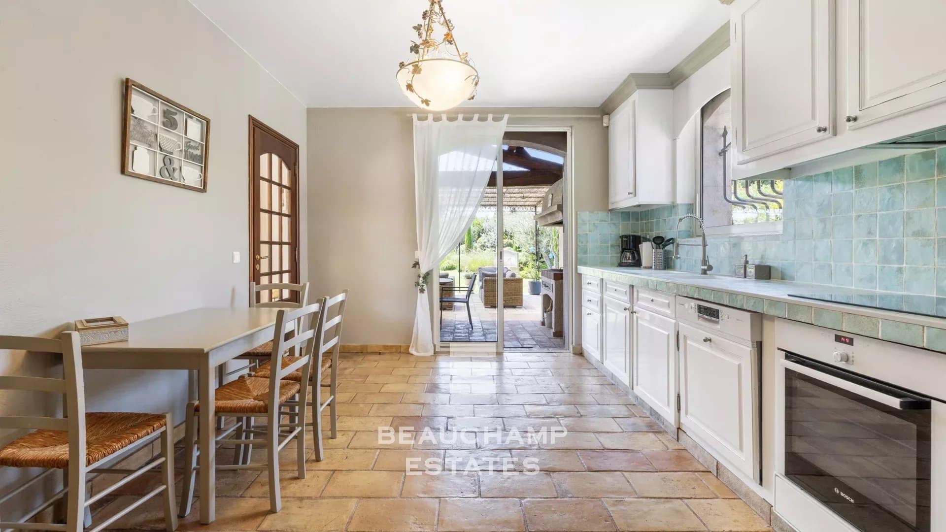 4-bedroom Provençal villa in Mougins with swimming pool 4-bedroom Provençal villa in Mougins with swimming pool