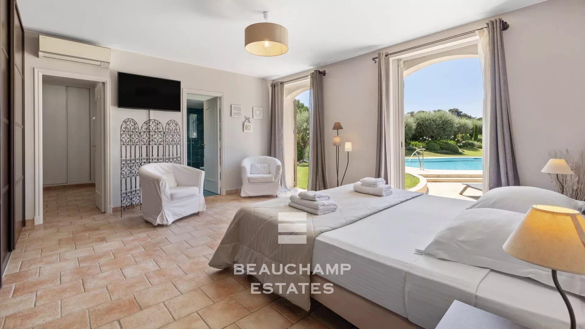 4-bedroom Provençal villa in Mougins with swimming pool 4-bedroom Provençal villa in Mougins with swimming pool