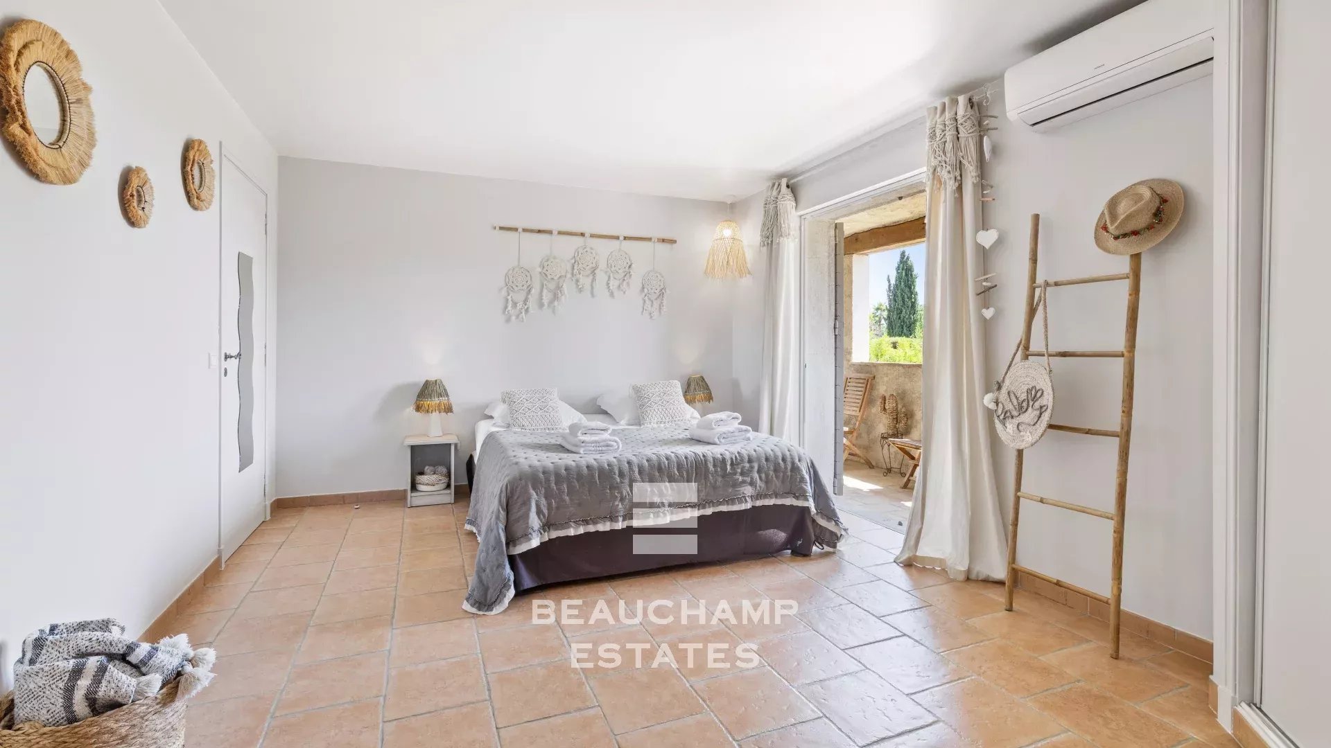 4-bedroom Provençal villa in Mougins with swimming pool 4-bedroom Provençal villa in Mougins with swimming pool