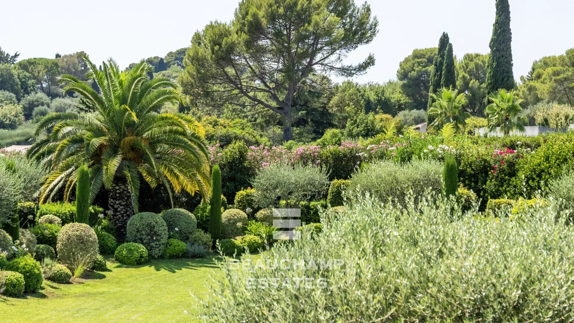 4-bedroom Provençal villa in Mougins with swimming pool 4-bedroom Provençal villa in Mougins with swimming pool