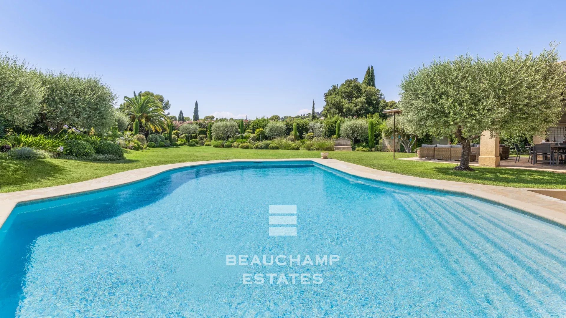 4-bedroom Provençal villa in Mougins with swimming pool 4-bedroom Provençal villa in Mougins with swimming pool