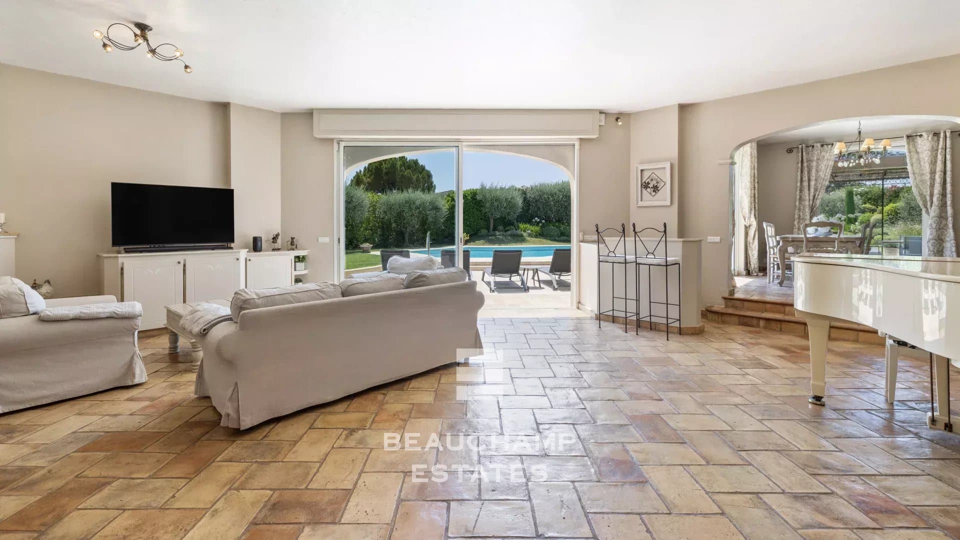 4-bedroom Provençal villa in Mougins with swimming pool 4-bedroom Provençal villa in Mougins with swimming pool