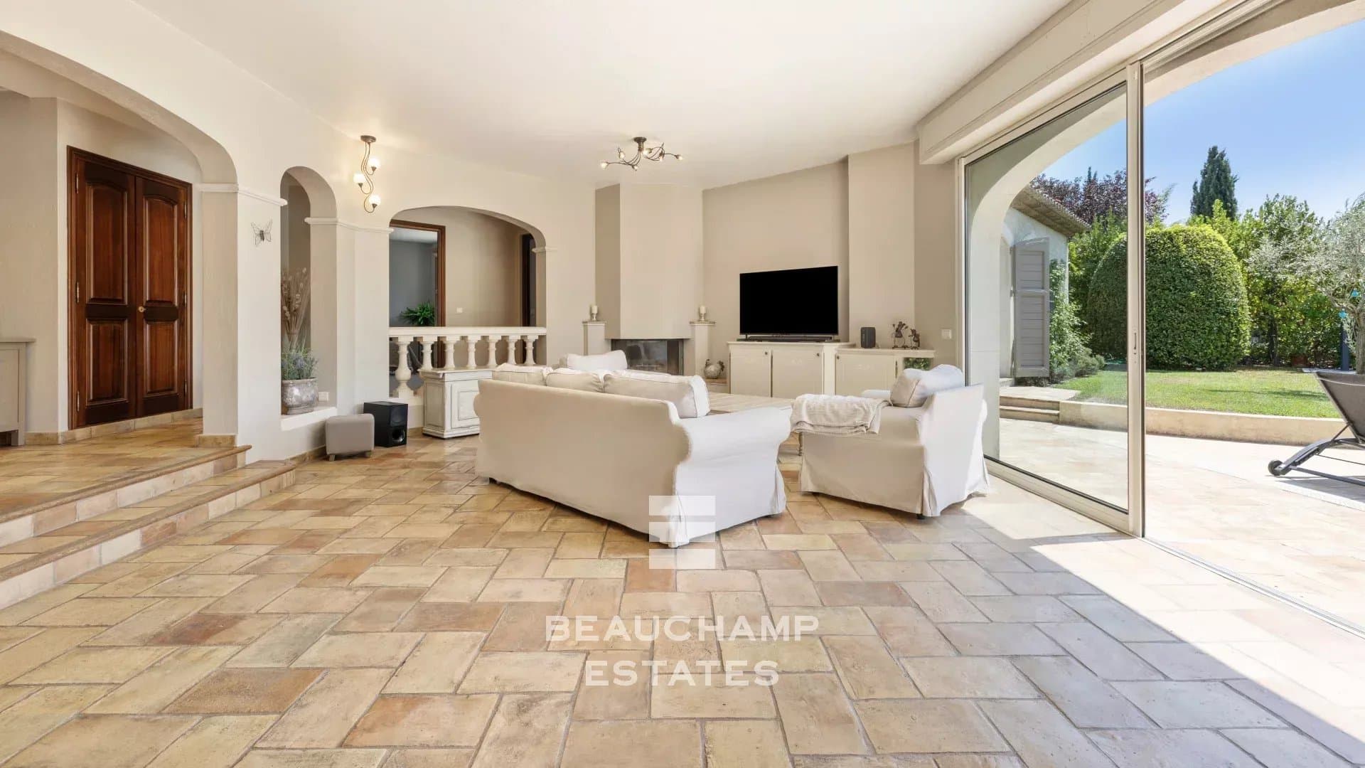 4-bedroom Provençal villa in Mougins with swimming pool 4-bedroom Provençal villa in Mougins with swimming pool