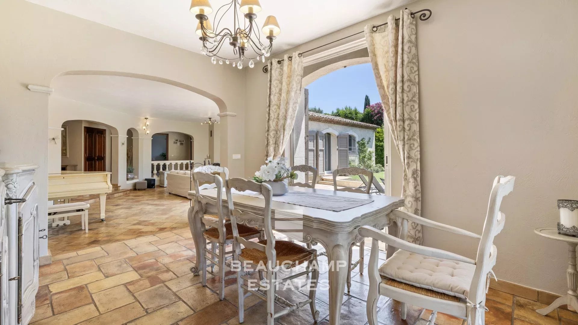 4-bedroom Provençal villa in Mougins with swimming pool 4-bedroom Provençal villa in Mougins with swimming pool