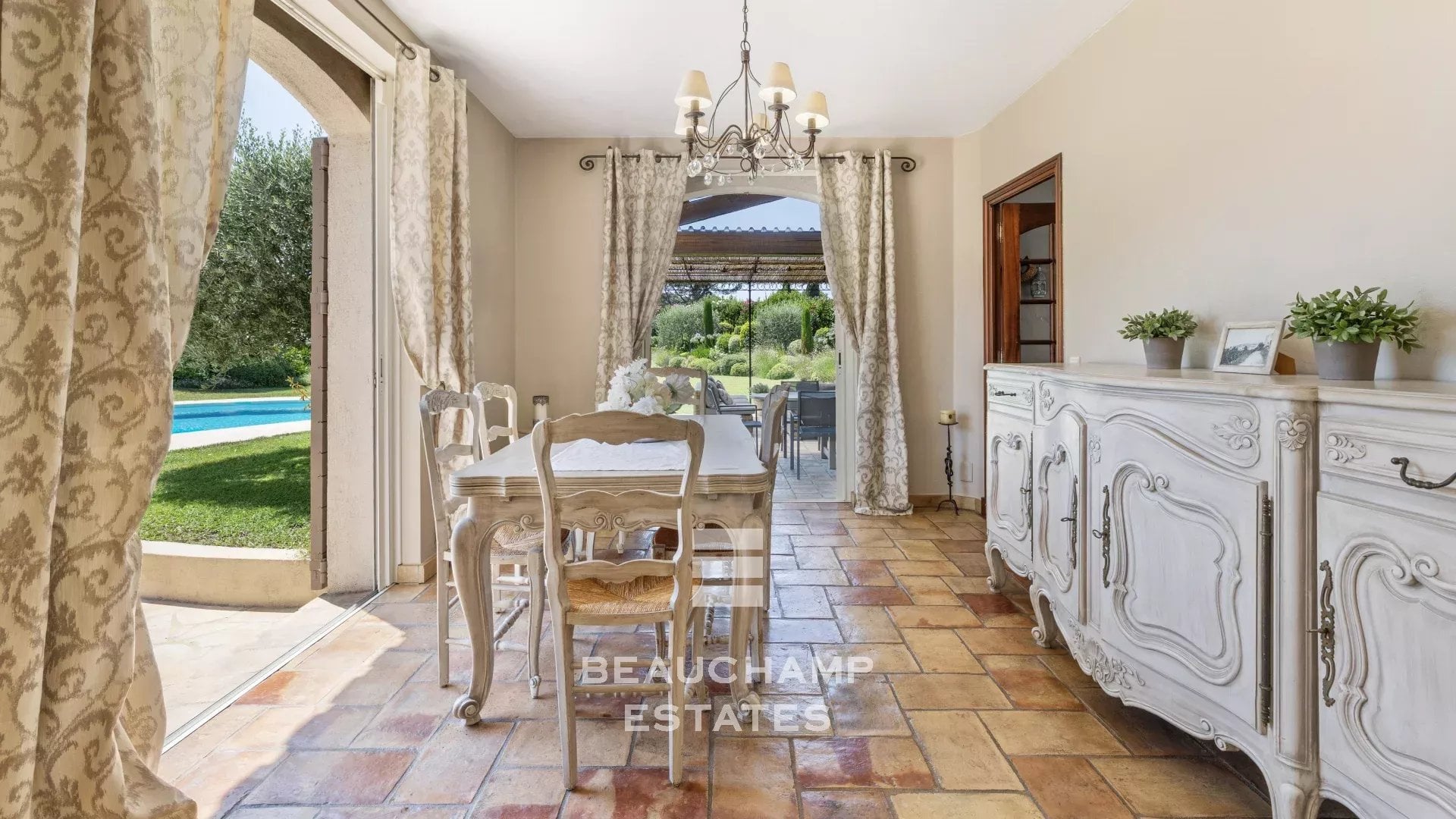 4-bedroom Provençal villa in Mougins with swimming pool 4-bedroom Provençal villa in Mougins with swimming pool