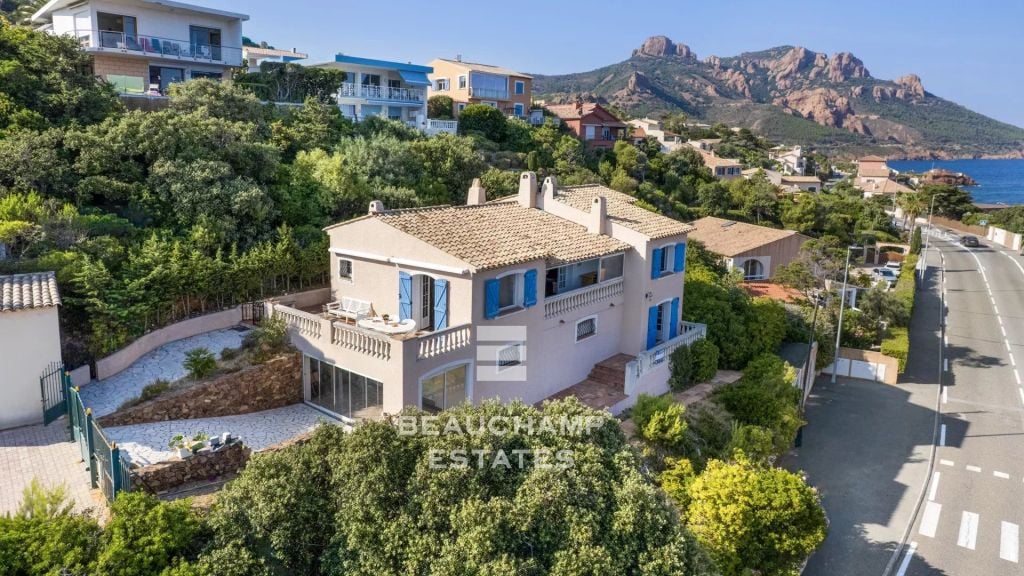 Charming 5-bedroom villa with sea views – Agay