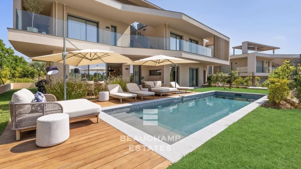 Contemporary 5-bedroom villa in the heart of a gated estate in Mougins
