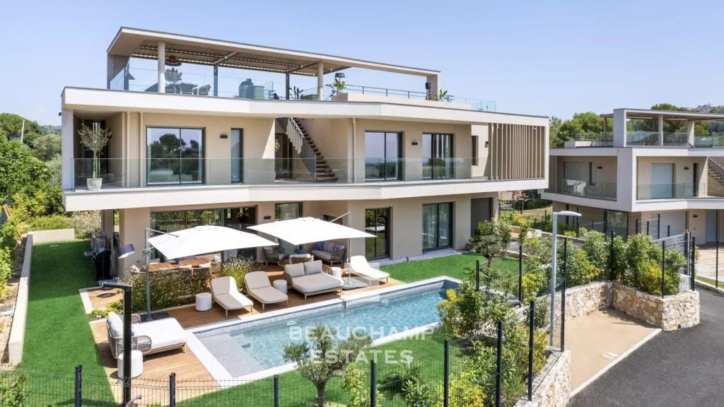 Contemporary 5-bedroom villa in the heart of a gated estate in Mougins