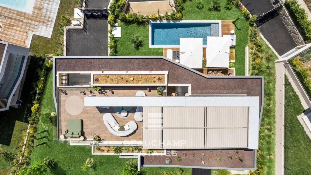 Contemporary 5-bedroom villa in the heart of a gated estate in Mougins