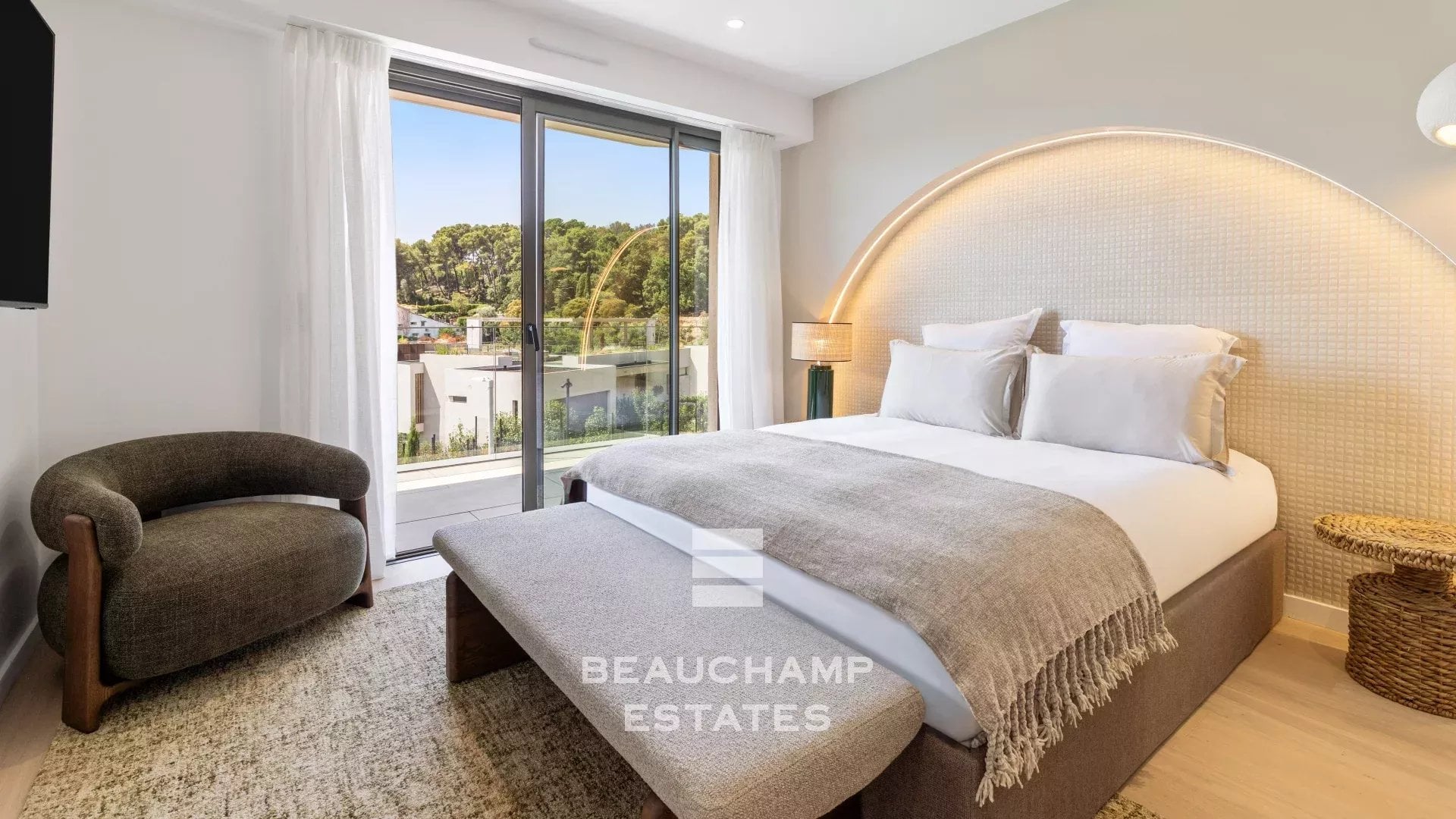 Contemporary 5-bedroom villa in the heart of a gated estate in Mougins Contemporary 5-bedroom villa in the heart of a gated estate in Mougins