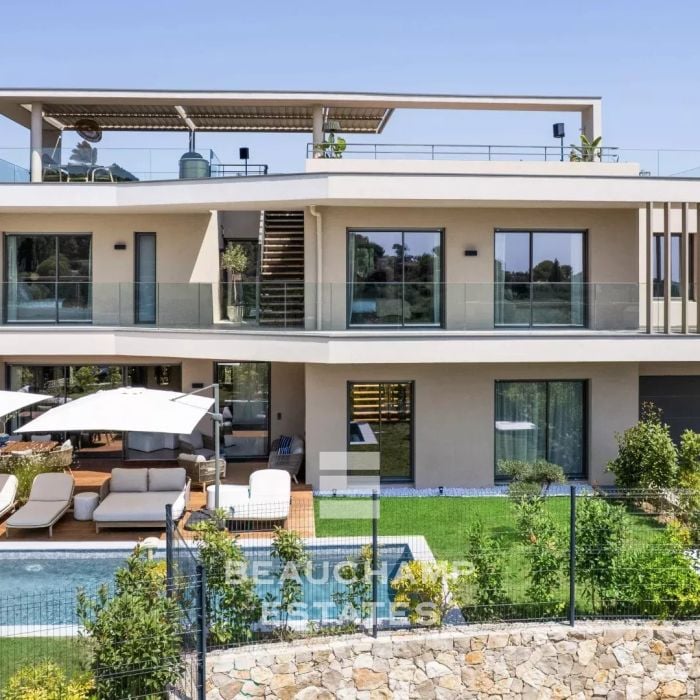 Contemporary 5-bedroom villa in the heart of a gated estate in Mougins