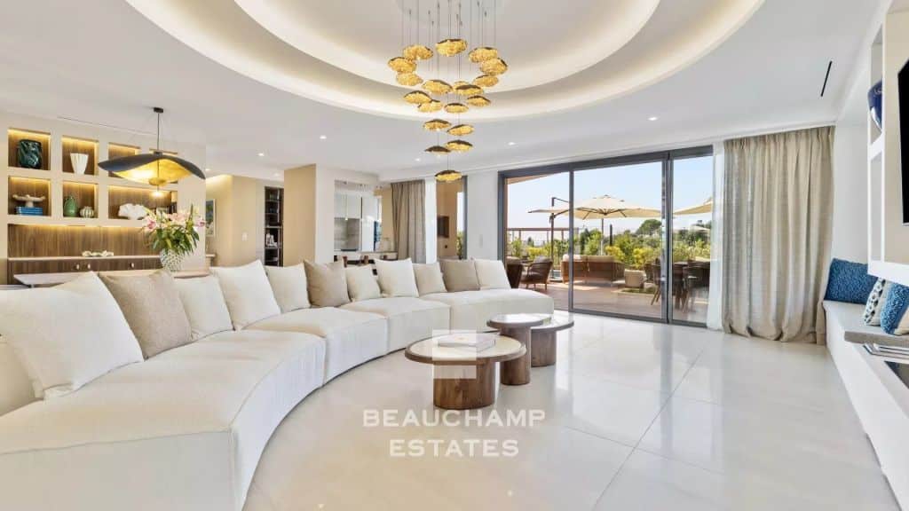 Contemporary 5-bedroom villa in the heart of a gated estate in Mougins