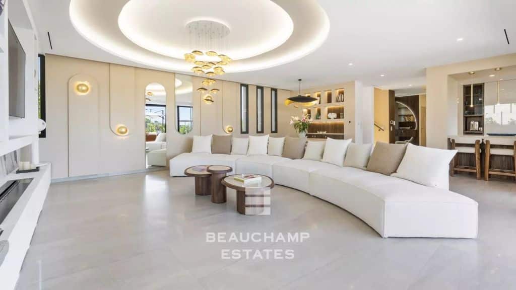 Contemporary 5-bedroom villa in the heart of a gated estate in Mougins
