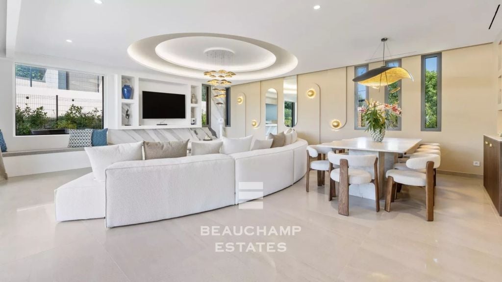 Contemporary 5-bedroom villa in the heart of a gated estate in Mougins