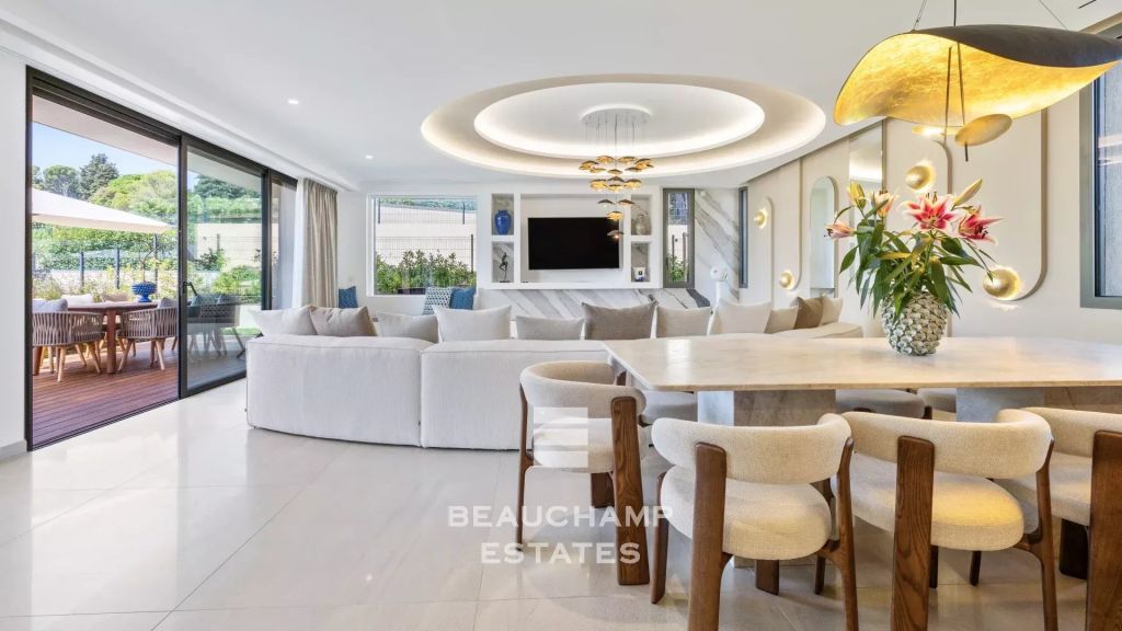 Contemporary 5-bedroom villa in the heart of a gated estate in Mougins