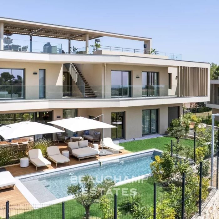Contemporary 5-bedroom villa in the heart of a gated estate in Mougins
