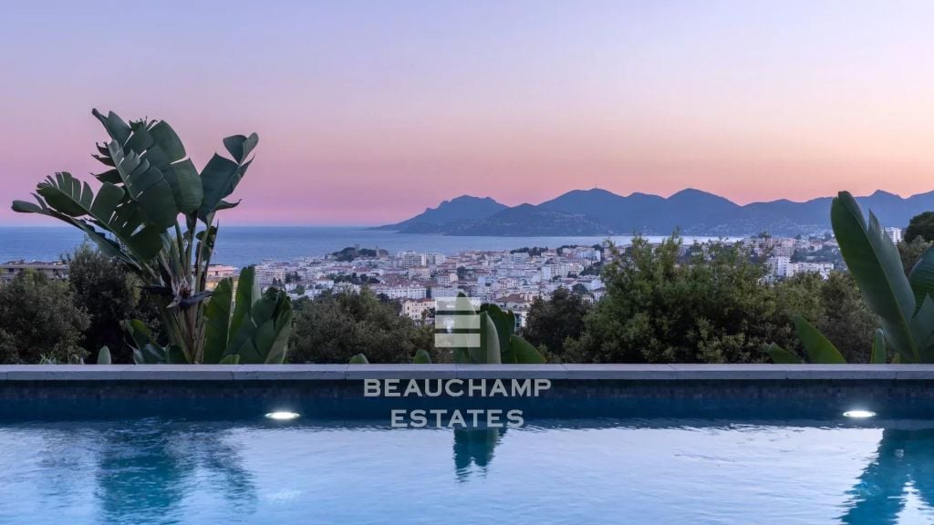 Contemporary 5-bedroom villa with panoramic sea views – Cannes