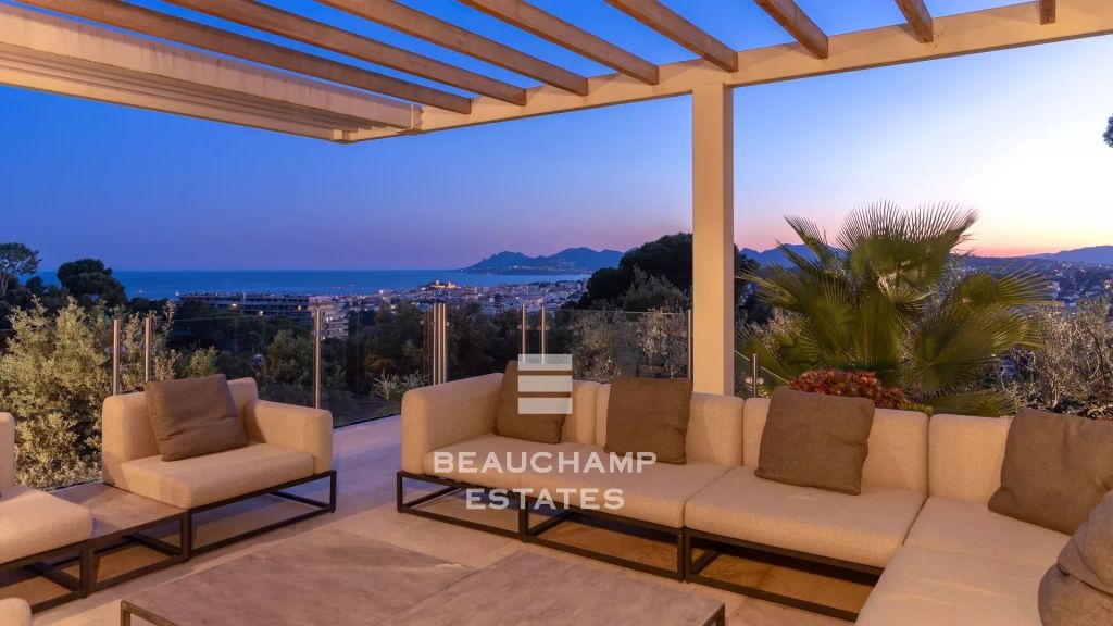 Contemporary 5-bedroom villa with panoramic sea views – Cannes