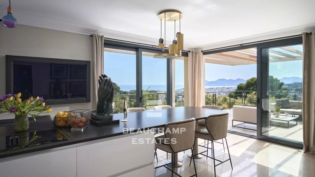 Contemporary 5-bedroom villa with panoramic sea views – Cannes
