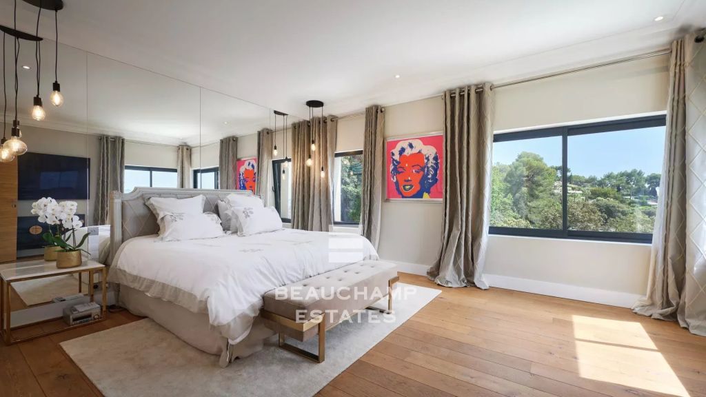 Contemporary 5-bedroom villa with panoramic sea views – Cannes
