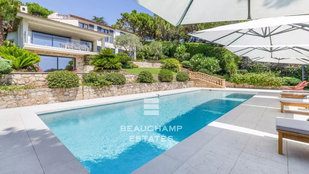 Contemporary 5-bedroom villa with pool – Super Cannes