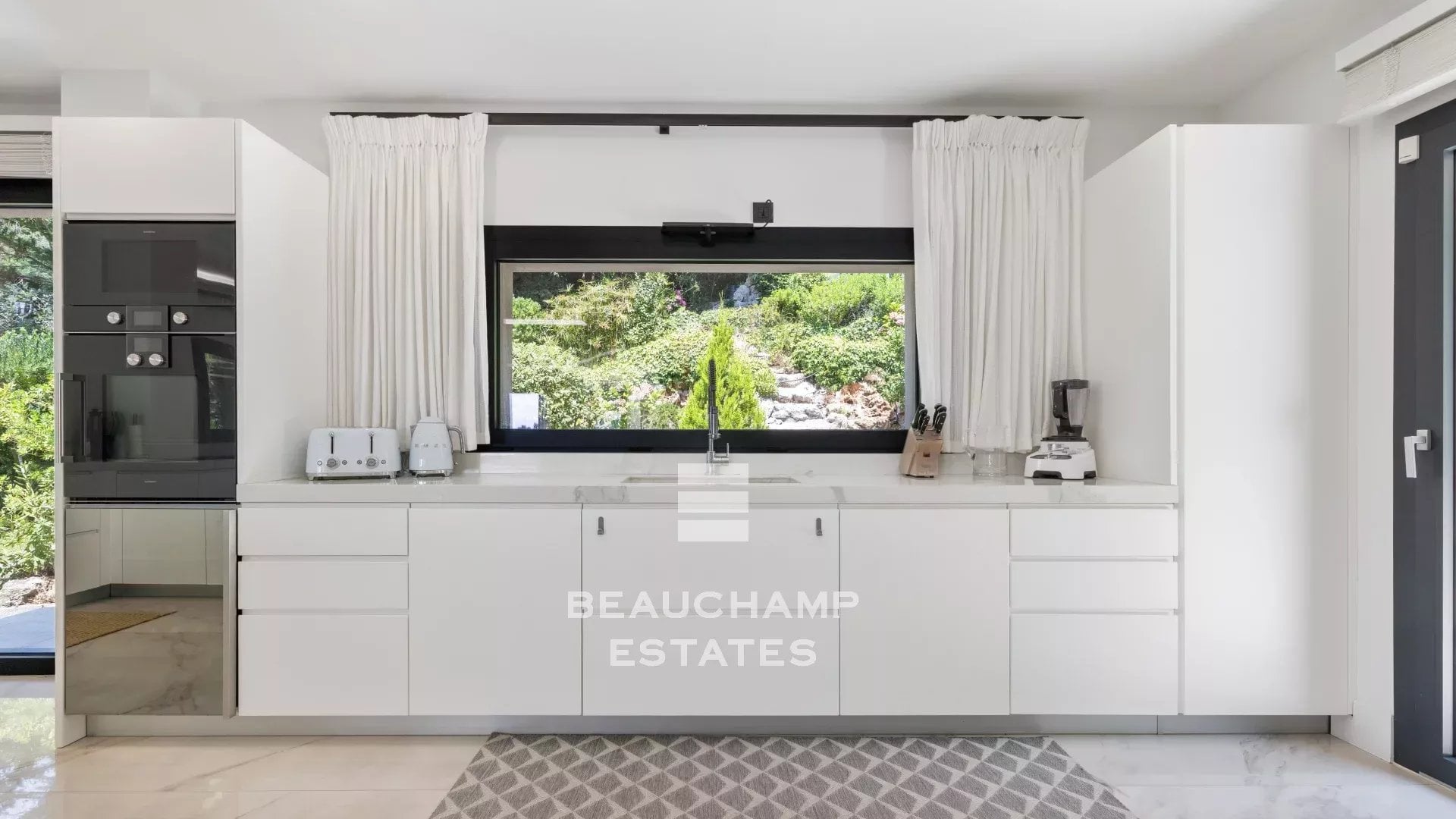 Contemporary 5-bedroom villa with pool – Super Cannes Contemporary 5-bedroom villa with pool – Super Cannes