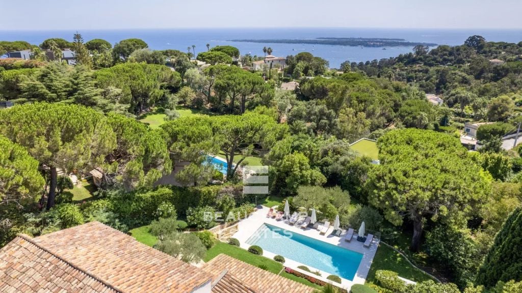 Contemporary 5-bedroom villa with pool – Super Cannes