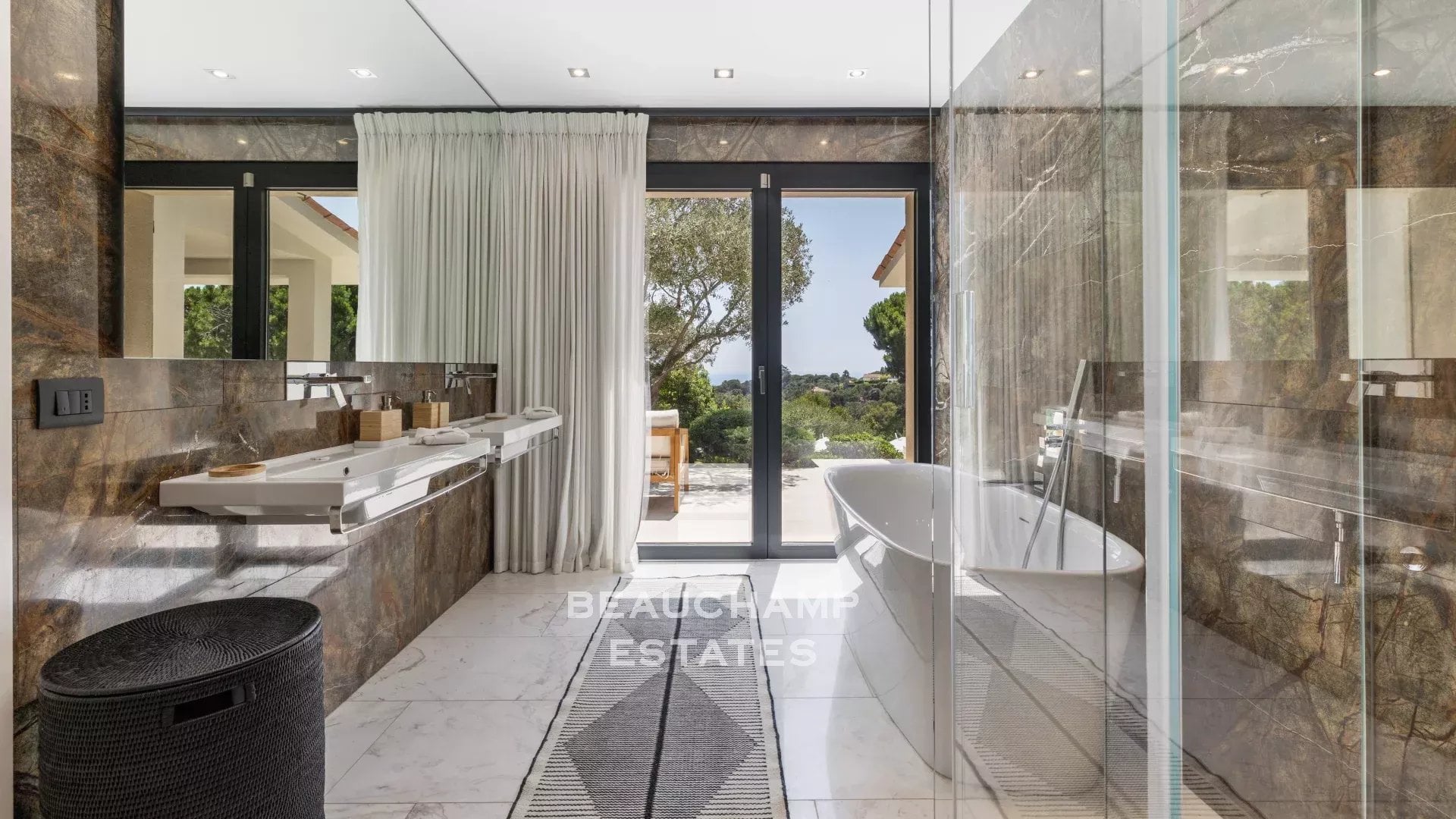 Contemporary 5-bedroom villa with pool – Super Cannes Contemporary 5-bedroom villa with pool – Super Cannes