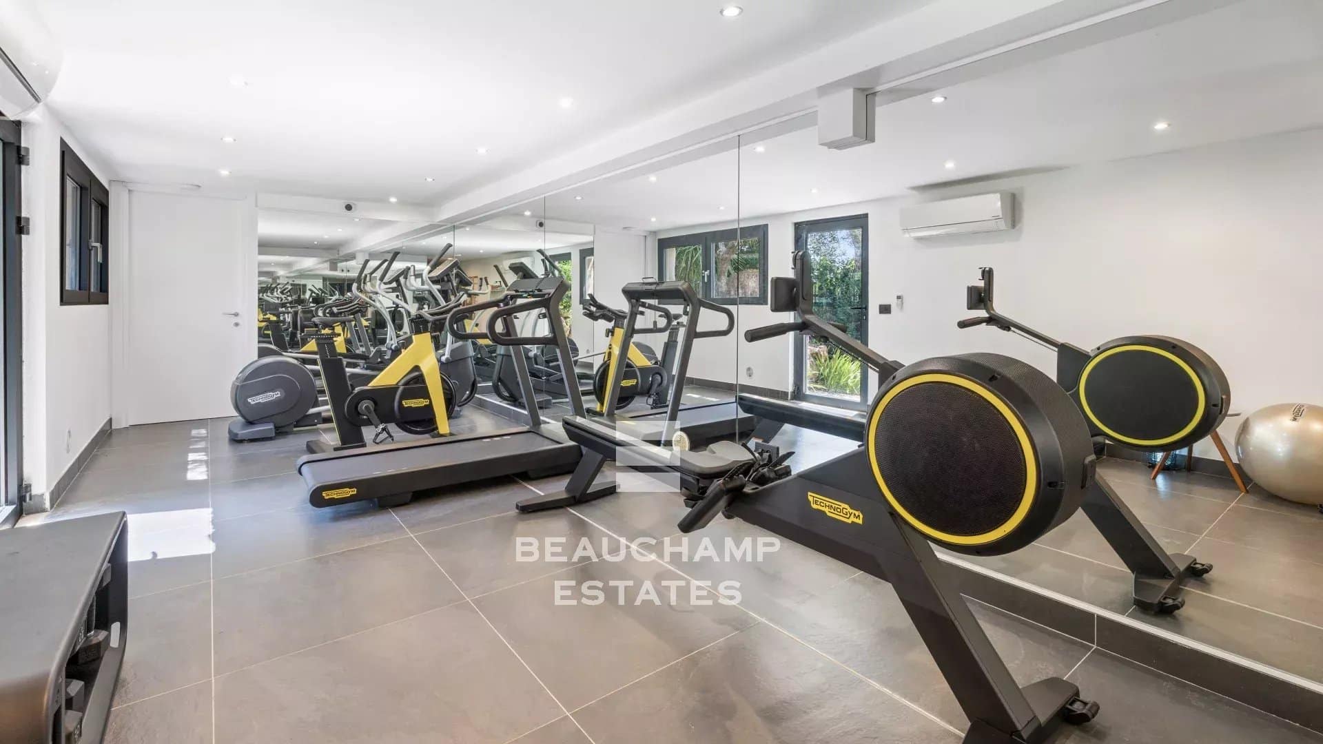 Contemporary 5-bedroom villa with pool – Super Cannes Contemporary 5-bedroom villa with pool – Super Cannes