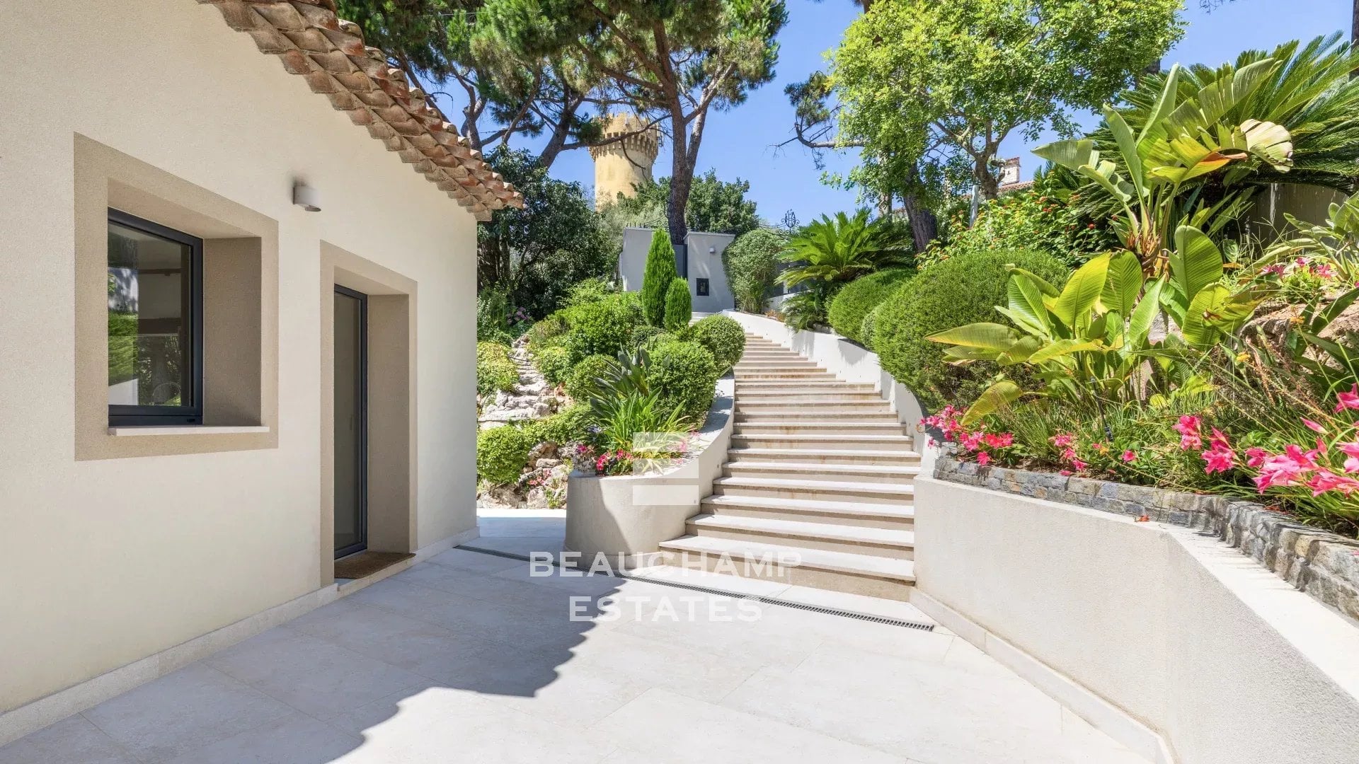 Contemporary 5-bedroom villa with pool – Super Cannes Contemporary 5-bedroom villa with pool – Super Cannes