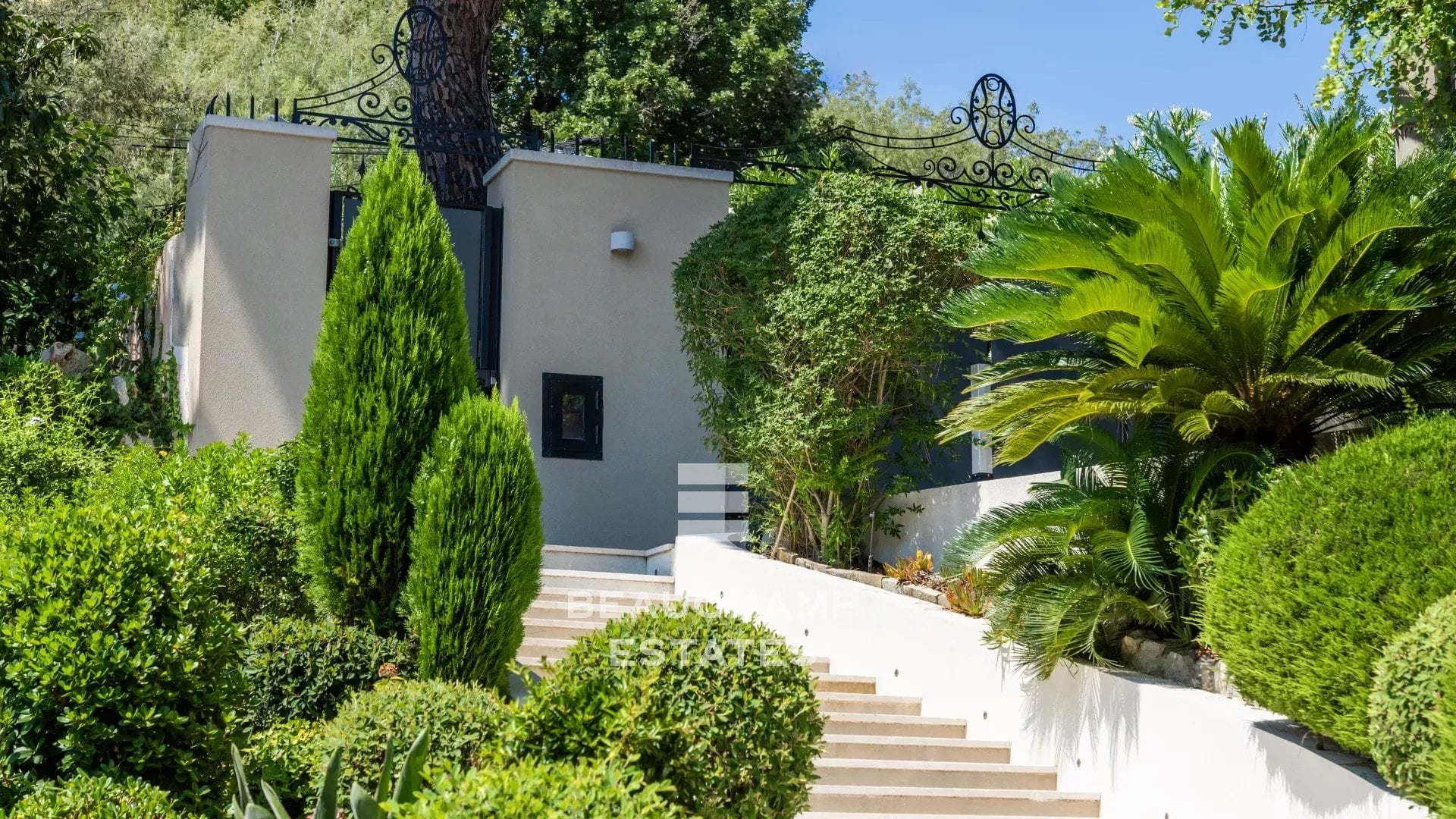 Contemporary 5-bedroom villa with pool – Super Cannes Contemporary 5-bedroom villa with pool – Super Cannes