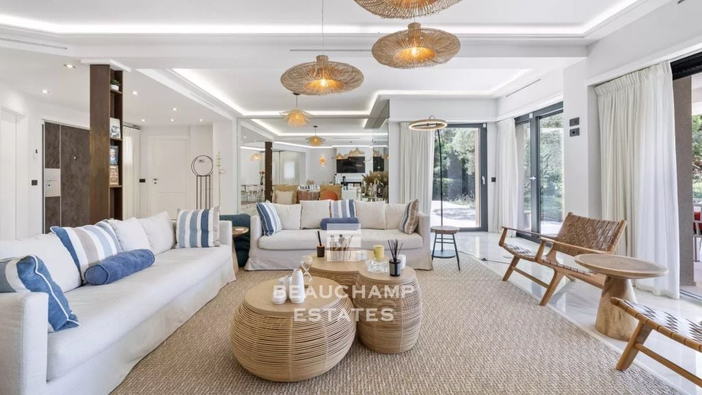 Contemporary 5-bedroom villa with pool – Super Cannes