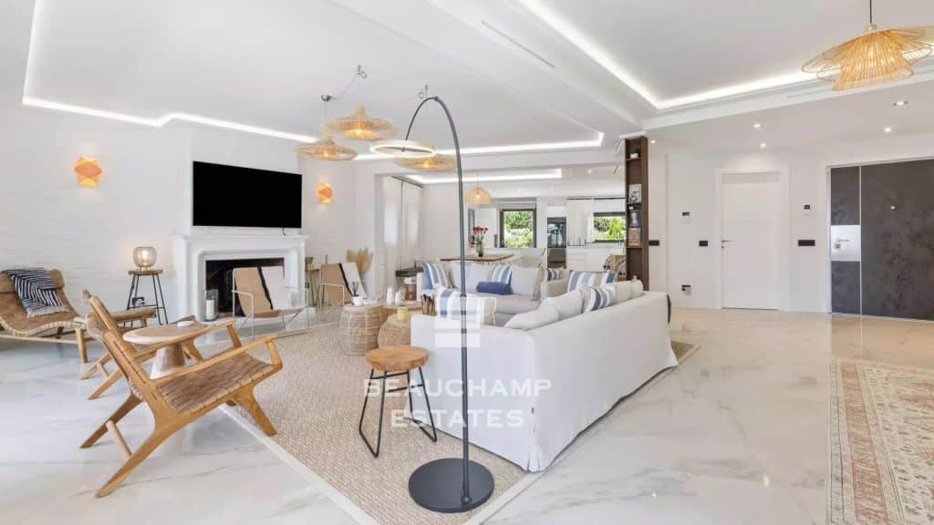 Contemporary 5-bedroom villa with pool – Super Cannes