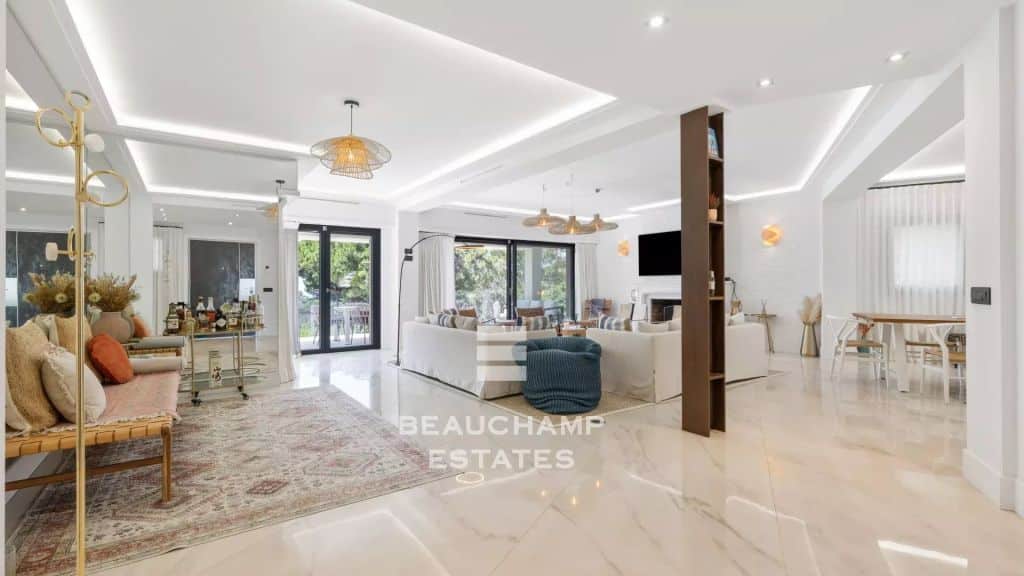 Contemporary 5-bedroom villa with pool – Super Cannes